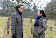 ARD ROTE ROSEN FOLGE 1483, am Montag (29.04.13) um 14:10 Uhr im ERSTEN. Vera (Sandra Speichert, r.) und Jan (Timothy Peach, l.) finden einen Kompromiss, wie man die Quittenwiese gemeinsam nutzen kann.