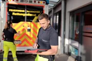 Zehn Minuten nach Eingehen des Notrufs müssen sie vor Ort sein: Der Rettungssanitäter Eike John der Feuerwehr Hannover.