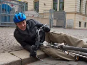 Paul Lahm (Peter Knaack) hat einen Fahrradunfall und wird in die Sachsenklinik eingeliefert.