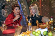 Sophie (Gabrielle Scharnitzky, l.) versucht mit viel diplomatischem Geschick Kim (Lara-Isabelle Rentinck, r.) davon zu überzeugen, sich weniger bei der Re-Fresh-Line einzumischen und mehr lukrative repräsentative Aufgaben zu übernehmen.
