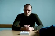 Zvezdan Jovanović (Bojan Krivokapić) gerät als Mitglied der „Roten Barette“ ins Visier der Ermittler.