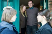 Die verhängnisvollen Lügen und Ungereimtheiten fliegen jetzt auf: Marion (Anna Loos) und Uwe Mosbach (Godehard Giese) geraten ins Visier von Chefermittler Katrin Jahnke (Britta Hammelstein, li.) und ihrer Kollegin Aynur Yldrim (Almila Bagriacik, re.).