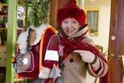 Überraschung! Siebensteins Cousine Elsebö (Mackie Heilmann) kommt aus Norwegen zu Besuch - mit einem fliegenden Rucksack! Denn Elsebö ist eine echte Hexe!