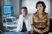 Nach ihrem überwundenen Krebsleiden steht Prof. Karin Patzelts (Marijam Agischewa, r.) Abschlussuntersuchung unmittelbar bevor. Eigens dafür reist ihr Kollege Dr. Roland Heilmann (Thomas Rühmann, l.) aus der Sachsenklinik an.