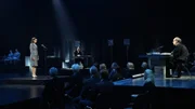 Zeugin 14 (Dorka Gryllus) macht im Gerichtssaal vor dem Ankläger (Clemens Schick) und dem Richter (Rainer Bock) ihre Aussage.
