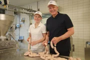 An die Königsdisziplin des Wurstmachens traut sich Alexander Herrmann (rechts): Er macht bayerische Weißwurst. Mit der Weißwurstkönigin höchstpersönlich, Metzgermeisterin Elisabeth Schadl. Sie zeigt ihm in der Fleischerschule in Augsburg alle Kniffe von der Herstellung bis zum Genuss des Klassikers mit Brezen und süßem Senf. Weiteres Bildmaterial finden Sie unter www.br-foto.de.