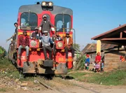 "Lokbesetzung" auf der madagassischen Eisenbahn.