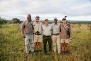 Amazing Hotels - Phinda Game Reserve, Südafrika Moderator Rob Rinder mit einigen Rangers des Phinda Private Game Reserve in Südafrika