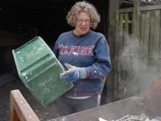 Stefan und Caroline haben eine heruntergekommene Pension ersteigert und wollen schon nach drei Monaten Umbauzeit dort einziehen. Was sie nicht wussten: Eine Umnutzung der Räume als Wohnfläche muss erst von der Behörde genehmigt werden?  (Foto: Caroline bei der Arbeit)