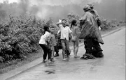 Phan Thị Kim Ph&uacute;c hat den Vietnam-Krieg &uuml;berlebt. 1972 erlitt sie bei einem Angriff mit Napalm-Bomben schwere Verbrennungen. Die damals Neunj&auml;hrige floh &ndash; v&ouml;llig unbekleidet und schreiend vor Schmerzen. Das Bild, das der Fotograf Nick &Uacute;t in diesem Moment einfing, wurde zum Symbol f&uuml;r die Schrecken des Krieges.