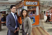 Kat Miller (Tracie Thoms, r.) hat ein Blind Date und Det. Scott Valens (Danny Pino, l.) versucht sie zu unterstützen.
