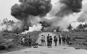 Am 8. Juni bombardierte die s&uuml;dvietnamesische Luftwaffe in Trang Bang einen Tempel mit dem Brandkampfstoff Napalm.