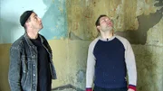 Lutz (re.) und sein Kumpel René (45) begutachten die alte Gaststätte von innen..Lutz (re.) und sein Kumpel RenĂ© (45) begutachten die alte Gaststätte von innen..