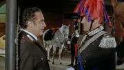 Capitano Anceschi (Flavio Insinna, r.) hat sich bereits fuer die Reiterparade in Schale geworfen.