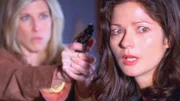 Nicole (Christine Dunford, l.) nimmt Jordan (Jill Hennessy) als Geisel.