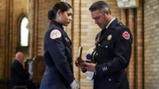 Stella Kidd (Miranda Rae Mayo l.) und Kelly Severide (Taylor Kinney)