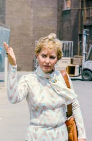Lola Albright (Clare Daley).