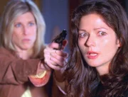 Nicole (Christine Dunford, l.) nimmt Jordan (Jill Hennessy) als Geisel...