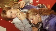 Alles andere als ein "cooler" Auftritt auf der Party: Nach ihrem Experiment "48 Stunden keinen Schlaf, 48 Stunden Essensentzug" stopft sich Alex (Wolke Hegenbarth, li.) voll und Claudia (Nora Binder) sinkt in tiefen Schlaf...