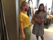 Kandidatin Gloria (l.) mit Shoppingbegleitung Sabrina.