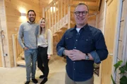 v.l.: Anske, Stacy und Mark Miller in ihrem Bausatzhaus in Kent