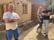 v.l.: Mark Miller, Stacy und Anske vor ihrem beruhigenden holzverkleideten Haus.