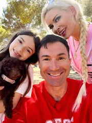 Daniela Katzenberger mit ihrem Mann Lucas Cordalis, ihrer gemeinsamen Tochter Sophia und ihrem Hund Coco  +++