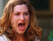 Lily (Kathryn Hahn) steht unter Schock: Vor ihren Augen wird ihre Mutter überfahren.