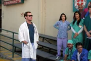 Dr. Phil Cox (John C. McGinley)  ist gespannt, ob Carla alle Krankenhausangestellten für ein Gruppenfoto zusammen bekommt ...
