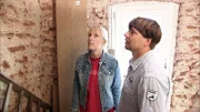 Nadine und ihr Mann Mario aus dem sächsischen Delitzsch haben ein Problem: Sie haben zuwenig Platz für sich und die drei Kinder. Der Platzmangel im Reihenhaus macht der Familie zu schaffen. Dabei ließe sich Abhilfe schaffen: Durch den Kauf des direkten Nachbarhauses.