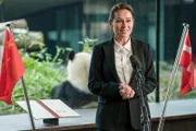 Außenministerin Birgitte (Sidse Babett Knudsen) hält ihre Rede zu Ehren der dänisch-chinesischen Partnerschaft.