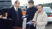 Jan (Christian Oliver, Mi.) und Semir (Erdogan Atalay, re.) haben an der Unfallstelle Drogen gefunden. Doch der Botschaftsangestellte der Republik Saint Marco, Immanuel Christos (Thomas Bestvater), besteht darauf, dass es keine Untersuchung des Unfall gibt und die Ladung abgeholt werden soll. Die Immunität des Diplomaten verhindert weitere Untersuchungen der Autobahnpolizei. Doch Jan und Semir lassen nicht locker.