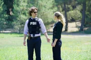 Als die BAU-Agenten herausfinden, dass Lawrence Coleman eine weibliche Partnerin hat, die einen schwarzen Lieferwagen wie der in Paiges Entführungsvideo fährt, beginnt für Reid (Matthew Gray Gubler, l.) und JJ (Andrea Joy Cook, r.) ein Rennen gegen die Zeit ...