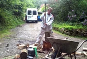 Thorsten spaltet Holz ..  -  es gibt noch jede Menge Arbeit