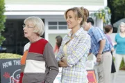 Lynette (Felicity Huffman, r.) ruft alle Nachbarn zu einer Demonstration auf, um Pauls Plan zu verhindern. Doch noch ahnen Karen McCluskey (Kathryn Joosten, l.) und sie nicht, dass alles nicht ganz friedlich ablaufen wird ...