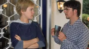 Mit einer kleinen Erpressungsaktion gelingt es Niko (Sebastian Kroehnert), Alex (Wolke Hegenbarth) dazu zu bewegen, zum Abendessen mit seiner Familie zu bleiben...