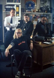 (v.l.n.r.) Doggett (Robert Patrick) stellt separate Nachforschungen an, indem er sich vertraulich an die "Einsamen Schützen" wendet: Ringo (Dean Haglund), Byers (Bruce Harwood), Frohike (Tom Braidwood).