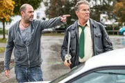 Yazid (Hannes Ringlstetter, l.) und Hubert (Christian Tramitz, r.) versuchen eine Erklärung für diesen schrecklichen Vorfall zu finden.