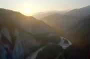 Die Rheinschlucht ist bis zu 400 Meter tief und 13 Kilometer lang.