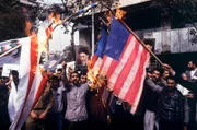 Teheran, 4.November 1991: Demonstranten verbrennen amerikanische Flaggen, um gegen die Madrider Konferenz zur Einleitung eines Friedensprozesses im Nahen Osten zu protestieren.