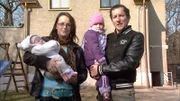 Anika (25), René (35) und die beiden Töchter Alina (3 Jahre) und Katie (3 Monate)