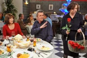 Frankie (Patricia Heaton, l.) kann nicht glauben, dass Mike (Neil Flynn, 2.v.l.) am Valentinstag keine Rose für sie kaufen möchte. Ist die Romantik zwischen ihnen etwa vollends verpufft? Sue fehlt unterdessen ebenfalls die Romantik, nämlich immer dann, wenn Matt sie küsst ...