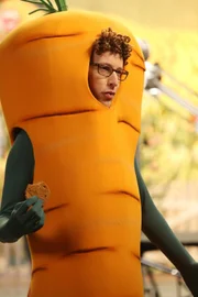 Der neue TV-Darsteller des "Karotten-Bill", Tommy Munson (Noah Weisberg, l.), wird zu dem Mord an Joe Starkel befragt.