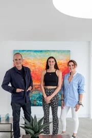 Kevin McCloud mit Edwards Töchtern.