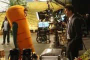 Hinter den Kulissen der Fernsehshow befragt Booth (David Boreanaz, r.) den neuen TV-Darsteller des "Karotten-Bill", Tommy Munson (Noah Weisberg, l.) zu dem Mord an Joe Starkel.