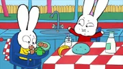 Simon (r.) fordert seinen Bruder Franz (l.) zu einem Kekse-Wettessen auf. Simon ist seinem kleinen Bruder dabei haushoch überlegen.