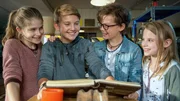 Mia, Benny und Alice zeigen Johannes (2.v.l.) im HQ das legendäre Pfefferkörner-Buch. Mia, Benny und Alice zeigen Johannes (2.v.l.) im HQ das legendäre Pfefferkörner-Buch.