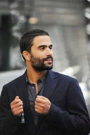 Der promovierte forensische Anthropologe Dr. Rudolfo Fuentes (Ignacio Serricchio) soll auf Wunsch des Außenministers als Brennans Assistent eingestellt werden.
