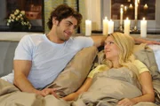 Genießen ihre Zweisamkeit: Jonas (Roy Peter Link, l.) und Anna (Jeanette Biedermann, r.) ...