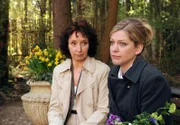 ARD STURM DER LIEBE FOLGE 1329, am Dienstag um 15:10 Uhr im ERSTEN. Gerda Knappich (Christa Pillmann-Duda, l.) verunsichert Lena (Johanna Bönninghaus, r.) mit ihren Aussagen über André enorm.